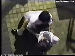 یک دختر با یک قرار د ...