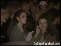 زن پمپ را نشان می سک ...