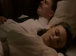 یک دختر با یک نوار ط ...